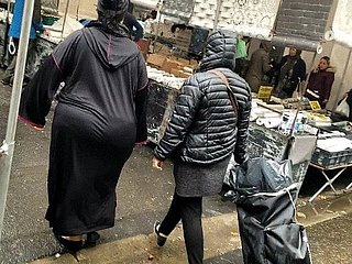 Chunky pest arabic besar dengan baju panjang hitam