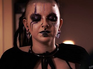 Hot гот девушка Luna Lavey раздвигает ноги для большого баклана
