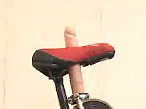 Take charge cornea giapponese neonate raggiunge l'orgasmo di guida uno Sybian biciclette