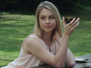 アリシア・フォックスは彼女の角質の恋人でロマンチックな性交のための誘惑しました