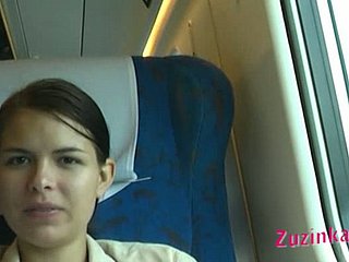Shameless cagna Zuzinka lampeggia la figa rasata in treno