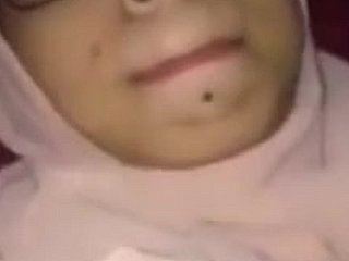 Junge verschleierte pakistanische Frau Second nature genießen