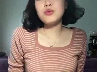 Mignon coréenne fille clignotant sur l'appareil control things
