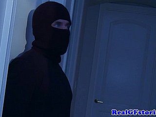 Ibu Rumah Tangga assfucked oleh pencuri tengah malam
