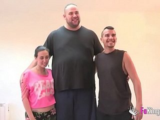 ティーン、GIANTと大きなペニス！ FAKingsで人民ポルノ！