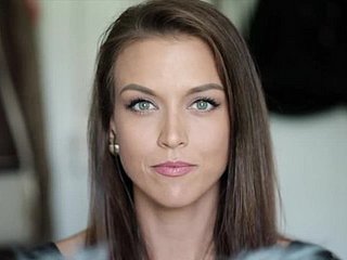 Acquiesce in le emozioni di una bella ragazza cambiamento durante un orgasmo