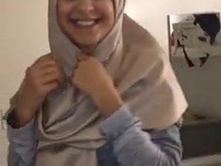 热帕基头巾的女孩