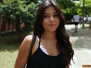 مغرية امرأة سمراء ميا رايت يأخذ القضيب الثابت في بوسها مثير