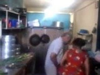 ศรีเจ้าของร้านศรีเพศหญิงของตน