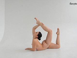 スーパー柔軟なホット体操ダーシャLopuhova