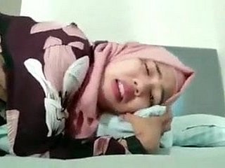 Tudung kena Hunde kesakitan