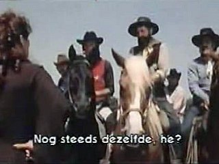 signora Neat in lingerie bianca ottiene doggyfucked nel deserto da cowboy