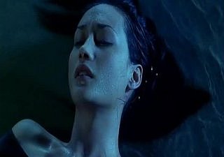 Maggie Q Naked wapen