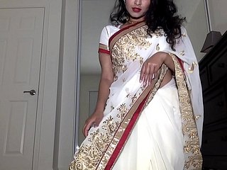 Desi Dabi Saree'de çıplak ve kıllı kedi ile oynuyor