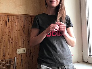 형제는 첫 번째 날짜 이전에 단계 자매가 긴장을 돕는 것을 돕습니다. 러시아어 아마추어 대화와 함께