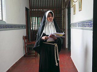 Nada como profundo fodendo esta freira em sua boceta molhada