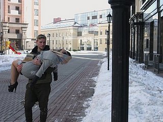 Chick Rusia Sexy Tori Fox Dapat Undressed dan Fucked Baik