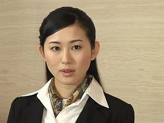 Mio Kitagawa Работник отеля сосет член клиента