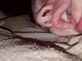 حیرت انگیز قدرتی موٹی ہونٹوں کو بہت سہ ملتا ہے جب وہ پی. تالیف hotsquirtcouple.