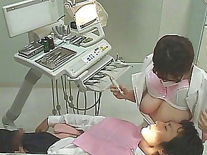 Vicious Japon diş hekimi, onun büyük sürahilerini emerken müşterilerinden çıkardı
