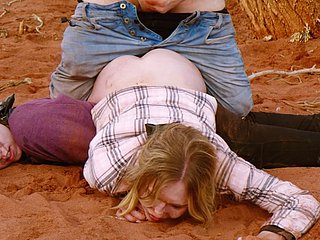 MILF se pone sucia anal en la sucia, mientras que la chica de CUCK asiste
