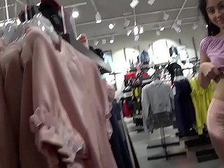 モールでの公開スプリートセックス