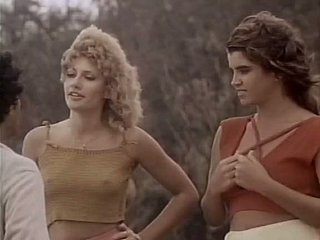 Schöne Vintage-Mädchen masturbieren Muschis auf dem Rücksitz und haben dann Sex-Spaß auf dem Gras