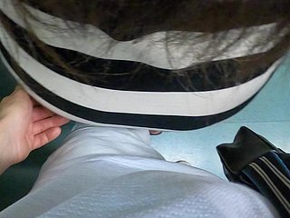 Vợ tôi mô tả cách một người lạ tiếp cận cô ấy trên tàu và cố gắng để ngón tay âm hộ của cô ấy dưới váy teeny