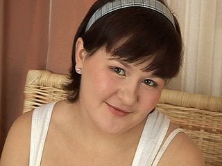 Beamy Brunette Küken Kate liebt es, festen Schwanz in ihren Löchern und dem Mund zu haben