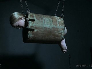 Slut adolescente bionda Alice rapita e abusata in un dungeon