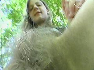 Atemberaubende blonde Teenager mit einer super haarigen Muschi wird draußen geschlagen
