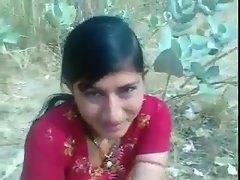 かわいいおっぱいと蜂蜜の猫を示す美しいインドの内気な少女