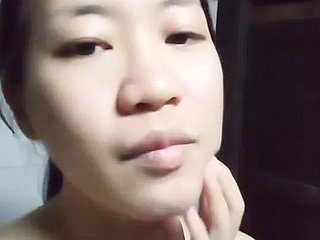 Depress ragazza asiatica è annoiata a casa da sola