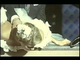 Стежитель ест подругу