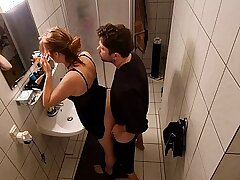 Stiefschwester im Badezimmer gefickt und wurde enduring von Stiefmutter erwischt