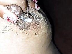 インディアンデイバビの素敵な乳房搾乳授乳と夫のコックが牛乳を受け取ります