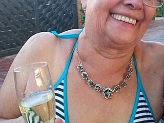 A avó de 75 anos adora masturbação.