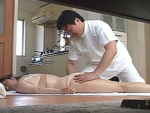 수탉이 굶주린 아시아 MILF가 마사지 된 다음 열심히 엿 먹었습니다