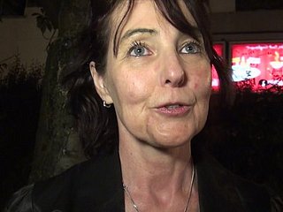 La donna cattiva si diverte mentre succhia un cazzo duro - Joyce Mifle