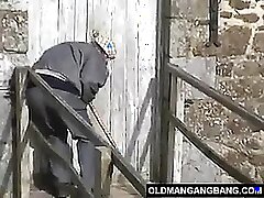 Старый французский дедушка смотрит на молодую пару