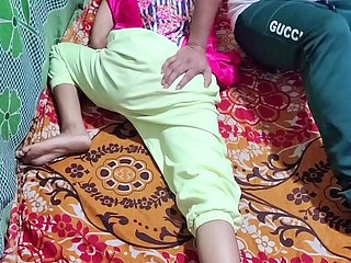 Desi Skirt amcasıyla kirli iş yaptı ve amcanın suyunu kedi üzerine döktü