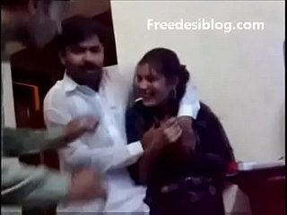 巴基斯坦Desi女孩和男孩在旅馆房间里享受