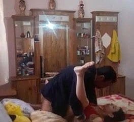 Большой мужчина и молодая женщина