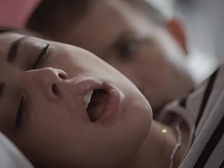 किशोर श्यामला एक ही बिस्तर में अपने सौतेले भाई के साथ लेट गया और उसे पछतावा नहीं हुआ