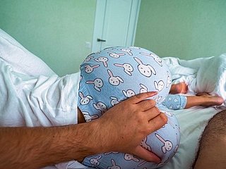 스텝 자매가 일어나서 포르노를 보는 동안 형제 정액을 도와주세요 - 크림 피