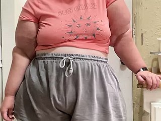 एक शर्मीली मीठी खुश ssbbw उसके अस्थिर वक्रों को दिखा रहा है