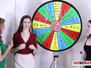 3个非常漂亮的女孩玩脱衣舞的游戏