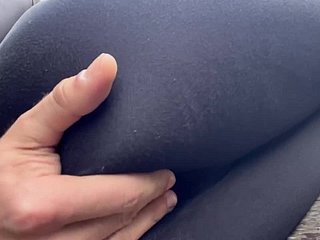 若いホットブロンドは、私が公園で彼女の猫と遊ぶことができます - 危険なパブリックPOV