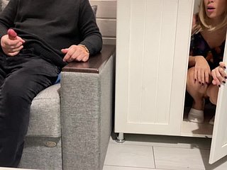継母は義理の息子がけいれんして、彼がクイッククリームパイを兼ねるのを助けました