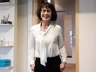 私のオフィスで服を脱ぐ